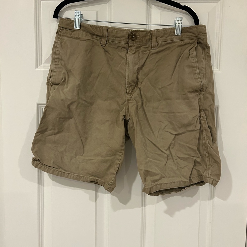 Banana Republic Men's Cargo Shorts in Tan